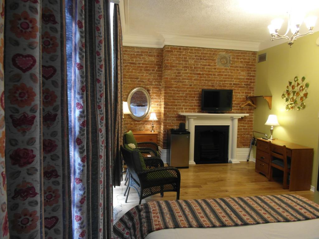 Hotel Manoir De L'Esplanade Quebec City Room photo
