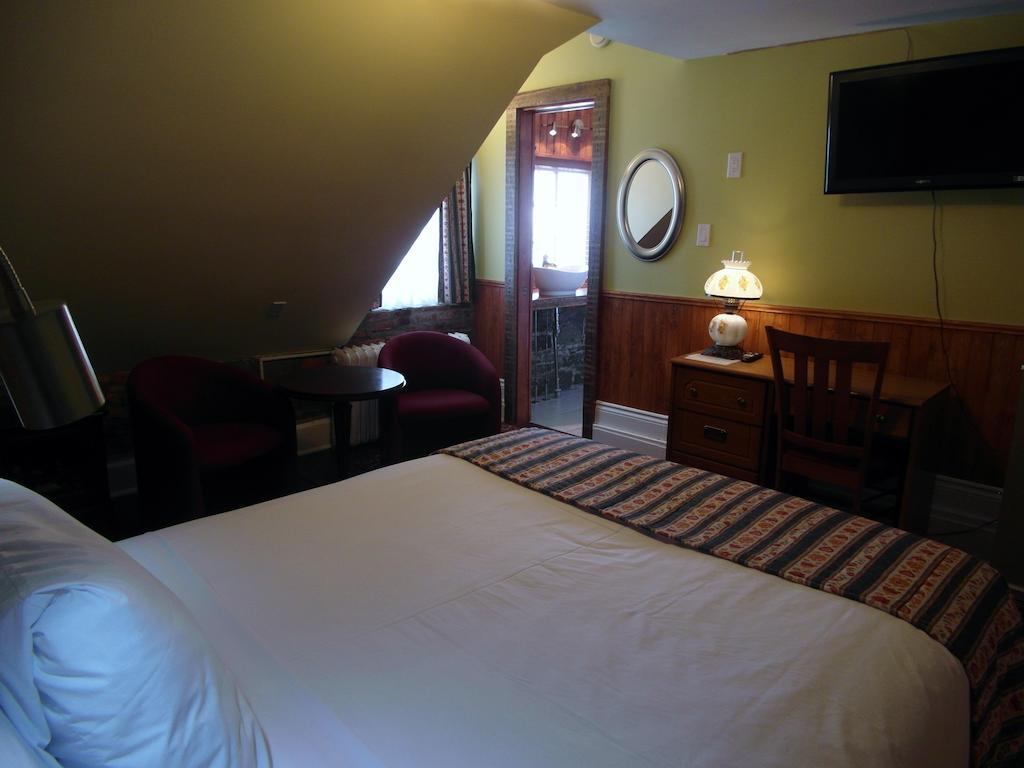 Hotel Manoir De L'Esplanade Quebec City Room photo